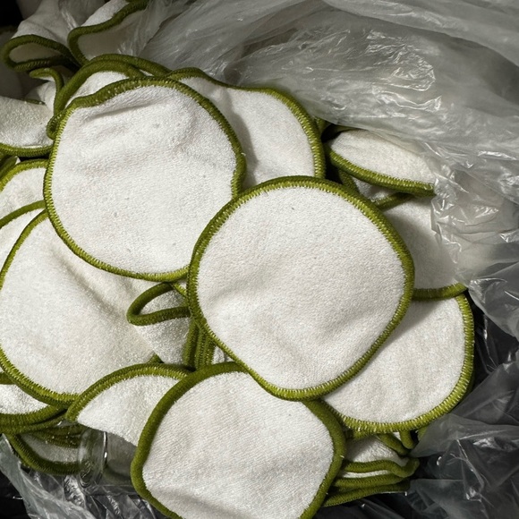 Pallet of about 300 Reusable White and Green Facial Pads bamboo and cotton new - Picture 1 of 3